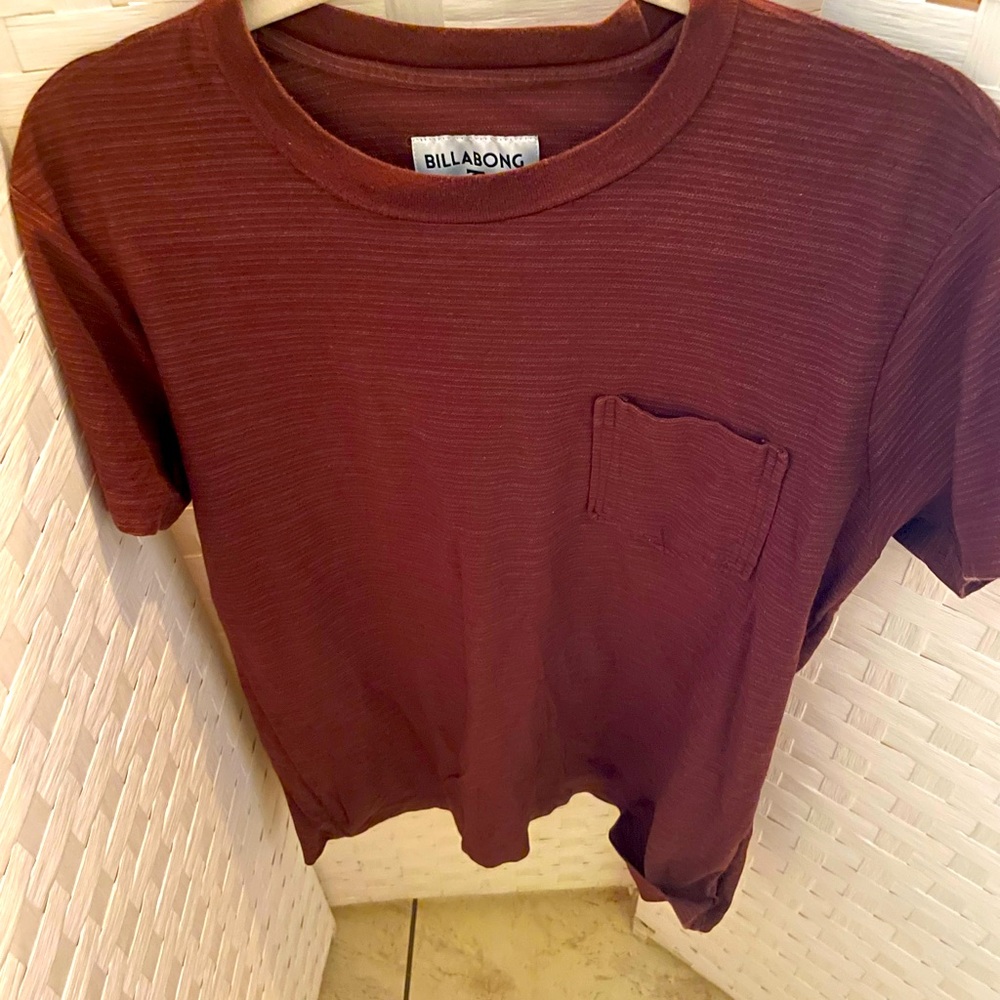 NWOT Billabong T-shirt! Rich brown color! Perfect for summer with style!